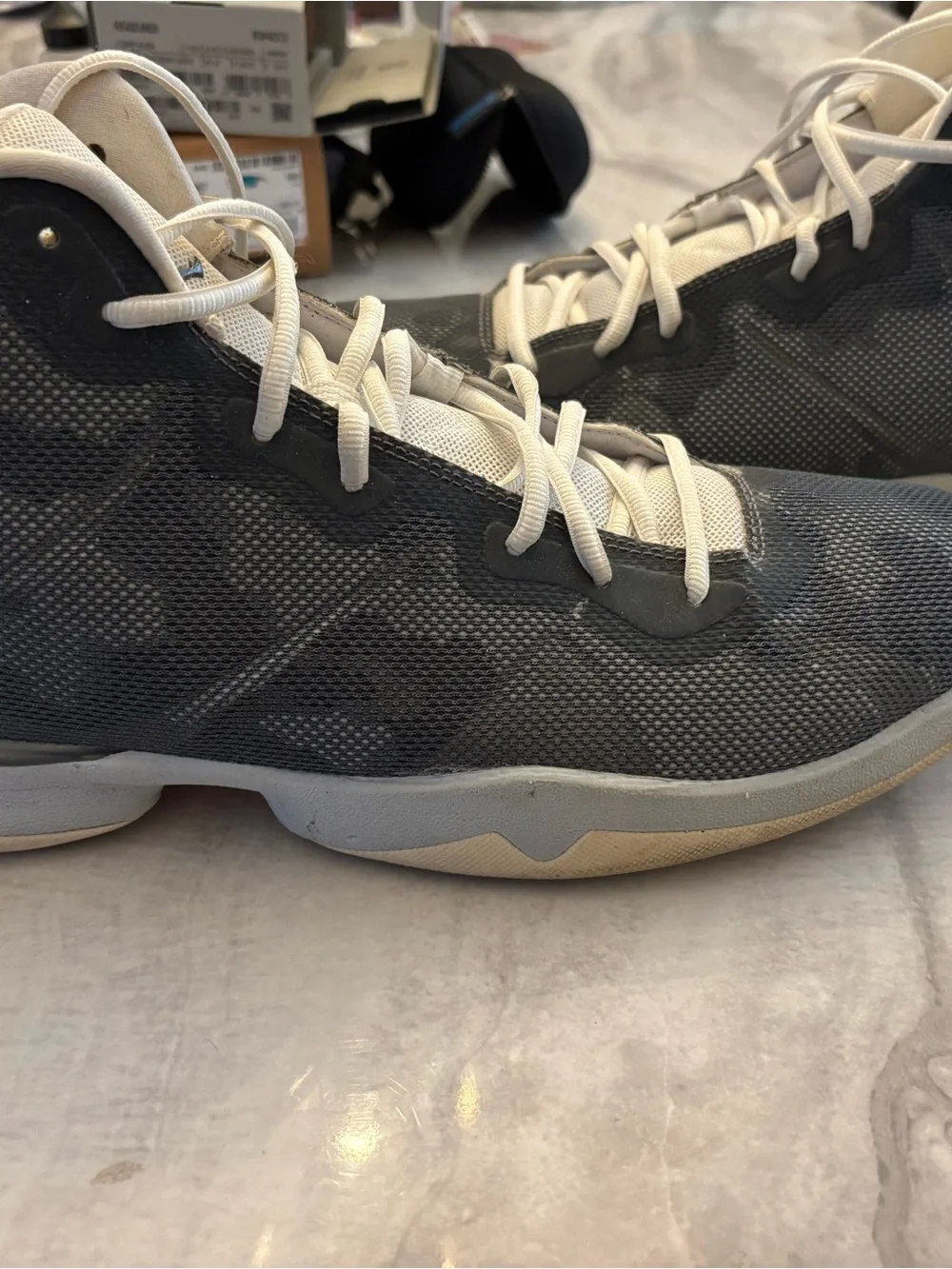 Vintage Jordan Low-Top Sneakers in Off-White and Light Gray
